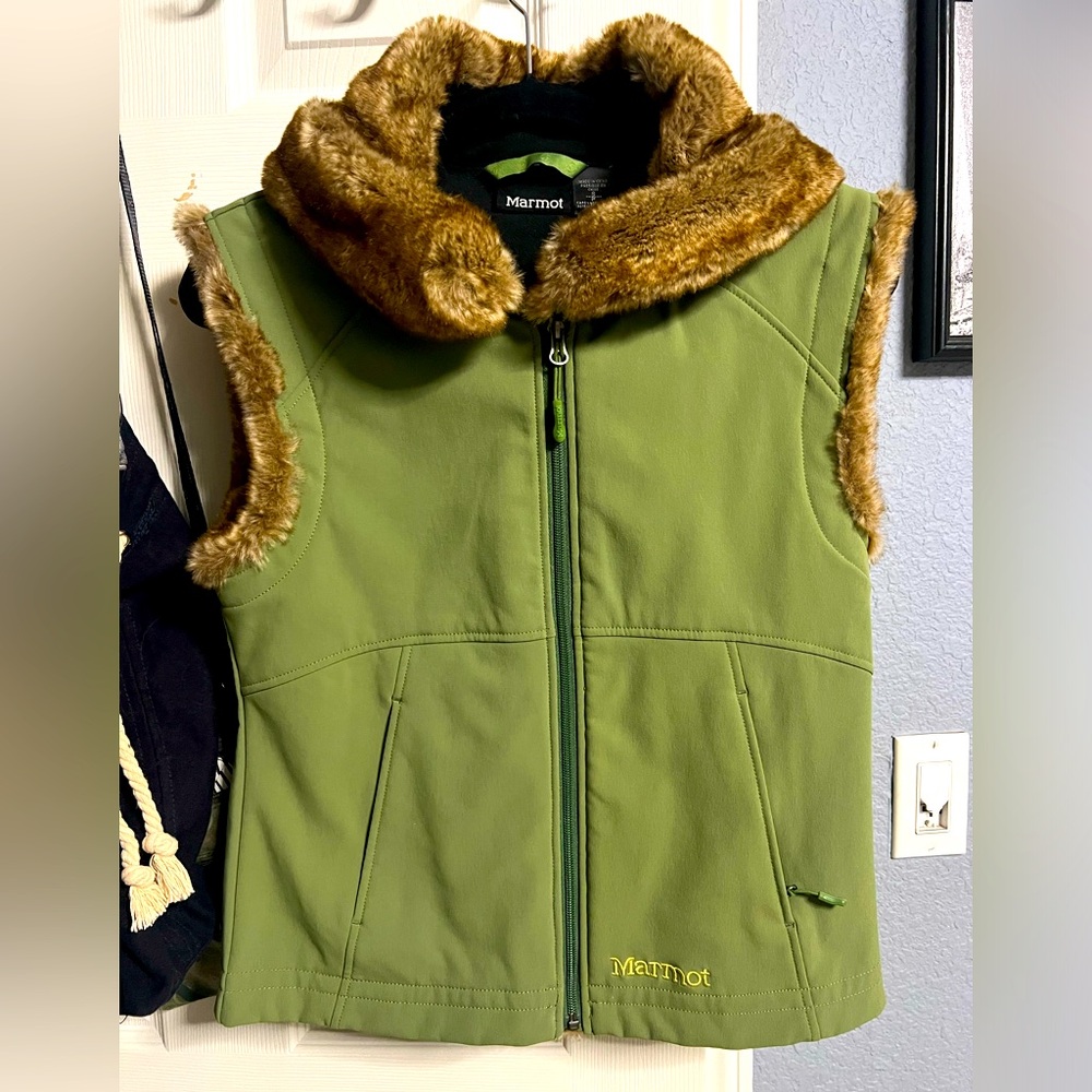 Marmot women’s furlong faux fur lined hooded vest